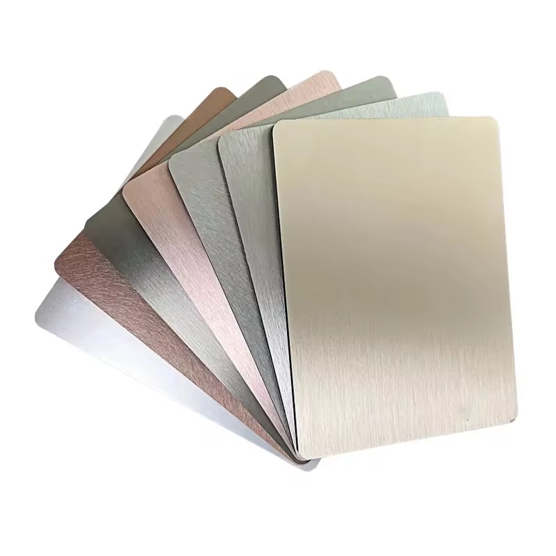 Pannello di rivestimento anti-collisione con struttura in metallo