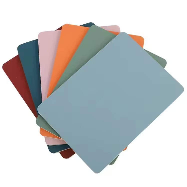 Pannello di rivestimento anti-collisione con riempimento della pelle